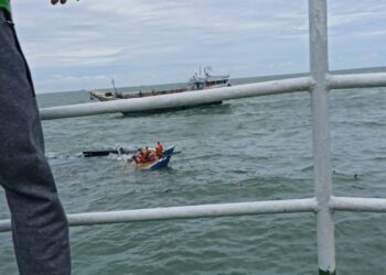 Kru Kapal Tenggelam di Perbatasan Perairan Malaysia, Satpolairud Polres Karimun bersama Tim SAR Berhasil Evakuasi 5 Korban