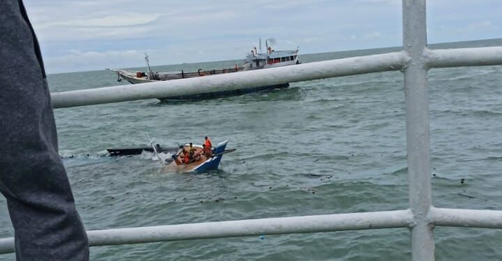 Kru Kapal Tenggelam di Perbatasan Perairan Malaysia, Satpolairud Polres Karimun bersama Tim SAR Berhasil Evakuasi 5 Korban