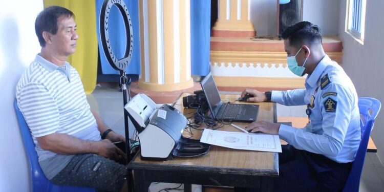 Imigrasi Dabo Layani Pemohon Eazy Passport