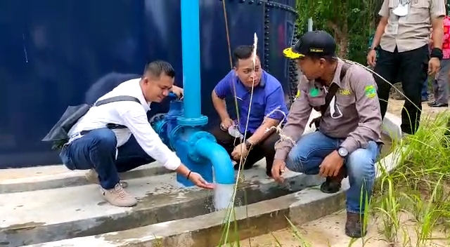 Bupati Lingga Didampingi Ketua DPRD Lingga Resmikan SPAM Tajur Biru