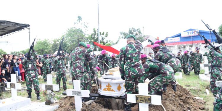 Diiringi Tembakan Salvo ke Udara, Almarhum Letkol Marinir Tonny Simbolon Dimakamkan di Taman Bahagia TMP Bukit Barisan