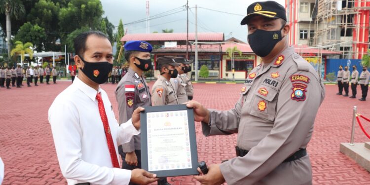 Berprestasi, 29 Personil Polres Karimun Terima Piagam Penghargaan Dari Kapolres Karimun