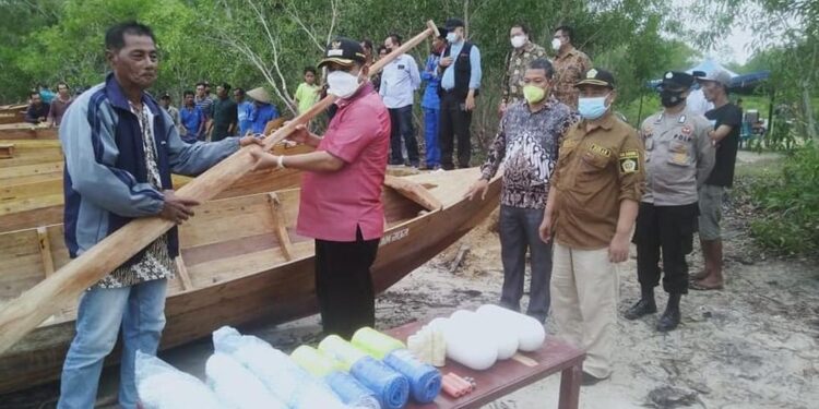Bupati Karimun , Serahkan 20 Bantuan Sampan dan Ratusan Keping Jaring Anak Ikan Di Kecamatan Durai