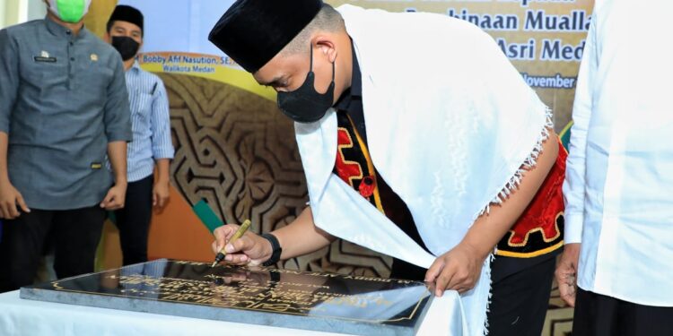 Safari Jumat, Bobby Nasution Serahkan Bantuan Dana Hibah Untuk Yayasan Pembinaan Muallaf Al Muhajirin