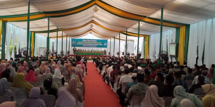 Tiga Profesor Mengisi Wisuda Perdana UNIKI
