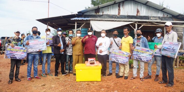 Bupati Karimun Serahkan 5 Unit kapal Nelayan dan Berikan BPJS ketenagakerjaan