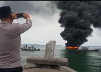 Kapal Pengangkut BBM Terbakar