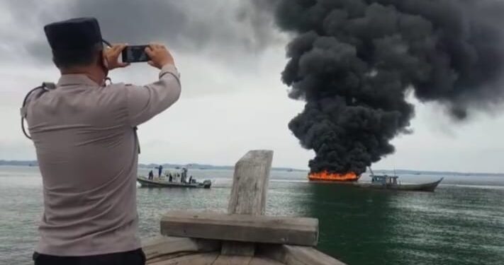 Kapal Pengangkut BBM Terbakar