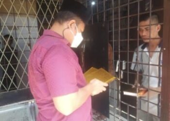 Isi Waktu Dengan Ibadah, Kanit Reskrim Polsek Medan Area Bagikan Al-Qur’an Kepada Tahanan