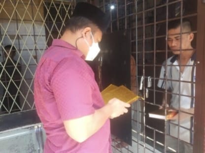 Isi Waktu Dengan Ibadah, Kanit Reskrim Polsek Medan Area Bagikan Al-Qur’an Kepada Tahanan