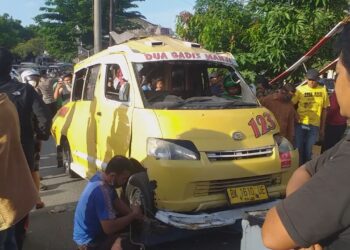 Sopir Angkot Terobos Plang Kereta Api, Polisi Terpaksa Lepas Tembakan