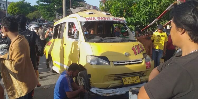 Sopir Angkot Terobos Plang Kereta Api, Polisi Terpaksa Lepas Tembakan