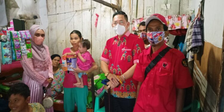 Peduli Kasih, Wong CHun Sen Serahkan Susu dan Vitamin Bagi Anak Balita Penderita Stanting