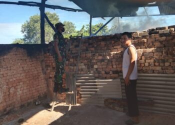 Melalui Kamsos, Babinsa Pongkar Himbau Pembuat Batu Bata Agar Taat Prokes