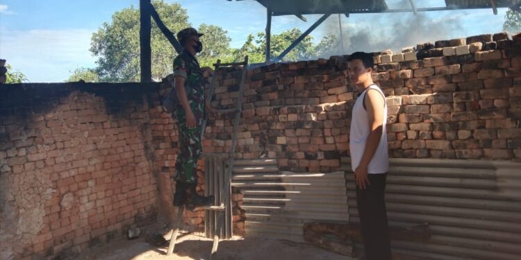 Melalui Kamsos, Babinsa Pongkar Himbau Pembuat Batu Bata Agar Taat Prokes