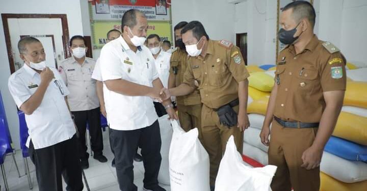 Wabub Asahan Serahkan Bantuan 22.803,20 Ton Beras Untuk Korban Banjir