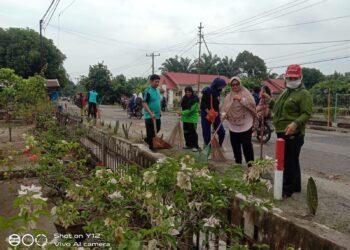 Ketua TP-PKK Desa Orika Adakan Jumat Bersi Bersama Perangkat Desa