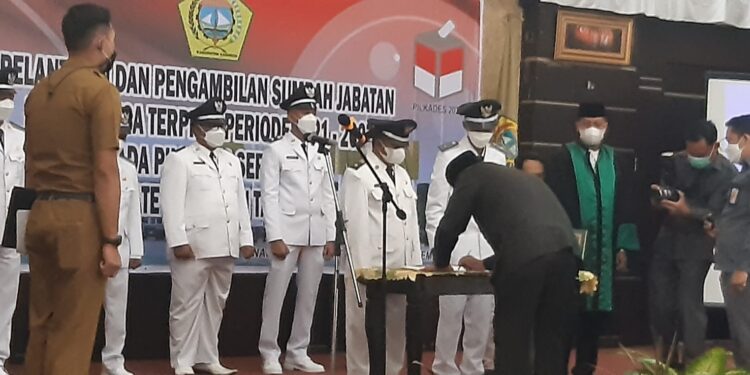 Bupati Karimun Lantik Delapan Kepala Desa Periode 2021-2027 