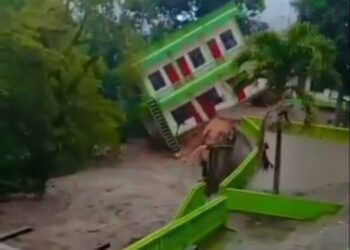Hujan Deras Guyur Padang Sidempuan, Satu Rumah Roboh Ke Anak Sungai