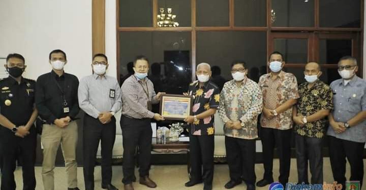 Bupati Asahan Terima Piagam Penghargaan Dari Menteri Keuangan