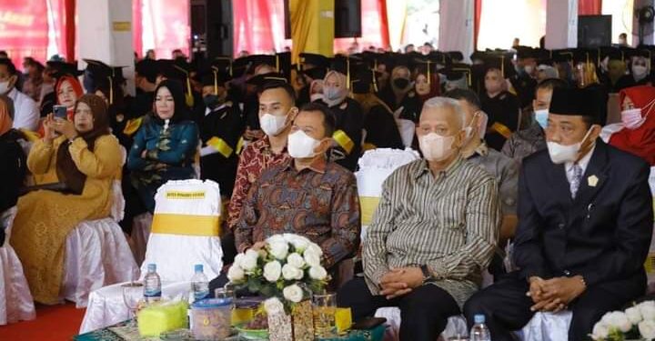 Asisten Perekonomian dan Pembangunan Hadiri Wisuda Sarjana XXVIII UNA
