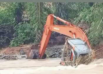 Sungai Meluap, Satu Excavator Hanyut Terseret Arus