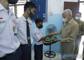 Bupati Serahkan Bantuan Baznas Kepada Siswa/Siswi Kurang Mampu