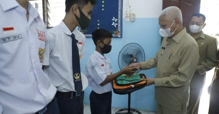 Bupati Serahkan Bantuan Baznas Kepada Siswa/Siswi Kurang Mampu