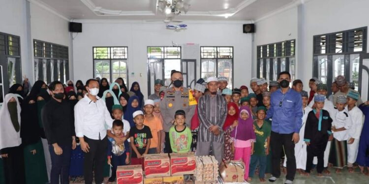 Kapolres Labuhanbatu Serahkan Bantuan Natal Kapoldasu Kepada Panti Asuhan