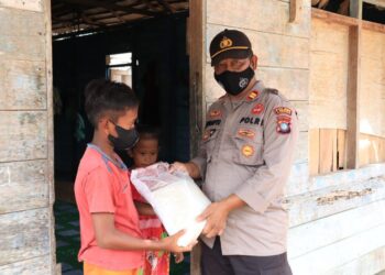 Polres Lingga Beri Sembako Kepada Masyarakat Kurang Mampu