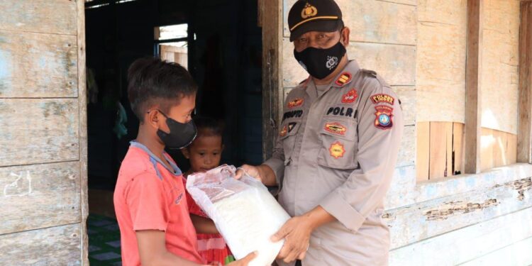Polres Lingga Beri Sembako Kepada Masyarakat Kurang Mampu