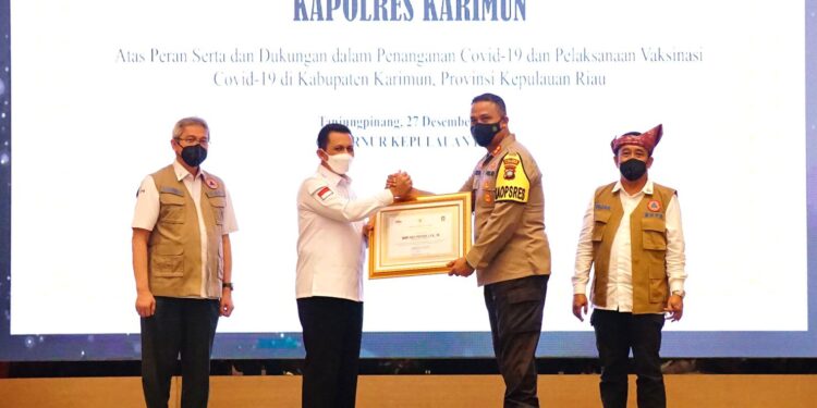 Berhasil Tangani Covid Dan Vaksin, Kapolres Karimun Terima Penghargaan Dari Gubernur Kepri