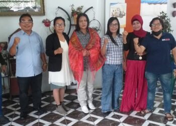 Maju Jadi Kandidat, Nelly Simamora Diberikan Ulos Batak Dan Didoakan Para Pendukung