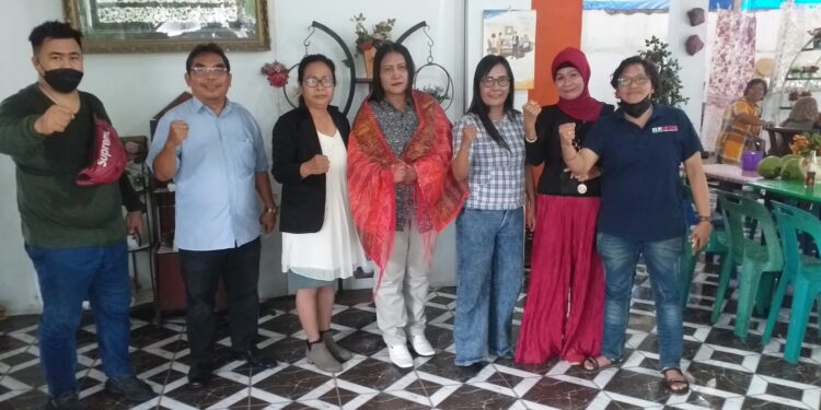 Maju Jadi Kandidat, Nelly Simamora Diberikan Ulos Batak Dan Didoakan Para Pendukung