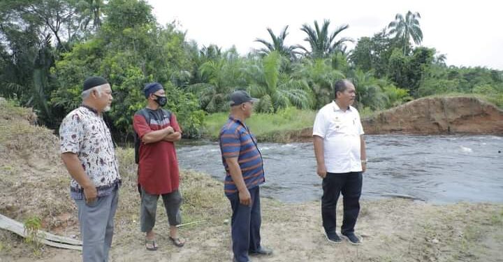 Wabub Asahan Tinjau Kondisi Jalan Berlubang di Kecamatan Simpang Empat
