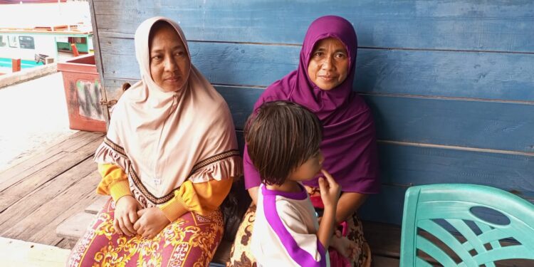 Menangis,Para Istri Nelayan Yang Hilang kontak Di Pelabuhan Teluk Baru,Natuna