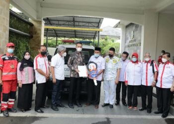 Wagubsu Serahkan Satu Unit Mobil Jenazah Kepada PMI Medan Marelan