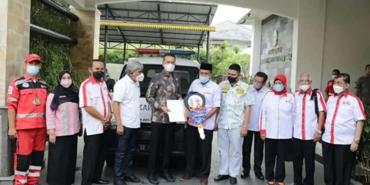 Wagubsu Serahkan Satu Unit Mobil Jenazah Kepada PMI Medan Marelan