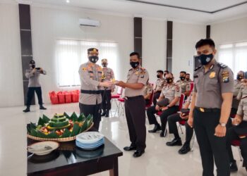 21 Anggota Polres Lingga Terima Kado Tahun Baru, Kenaikan Pangkat