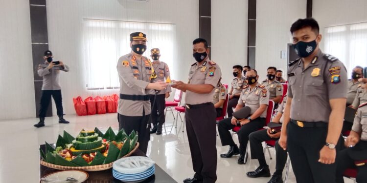 21 Anggota Polres Lingga Terima Kado Tahun Baru, Kenaikan Pangkat