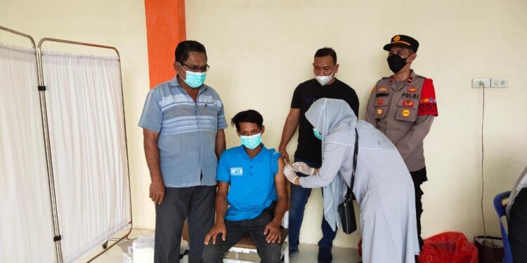 Sasar Wisatawan, Polsek Blang Mangat Sediakan Gerai Vaksin di Taman Rekreasi Air