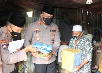Kapolres Karimun Berikan Bansos Kepada Penderita Asma