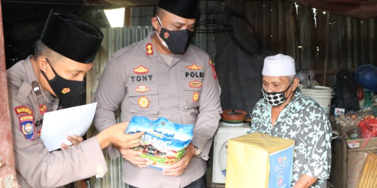 Kapolres Karimun Berikan Bansos Kepada Penderita Asma