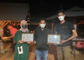 Wabup Neko Serahkan Hadiah ke Pemenang Lomba Pantun Kritik Pemda
