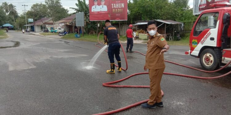 Wabup Lingga Bersama Damkar Bersihkan Jalan Berpasir di Kota Dabo
