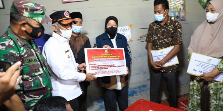 Bupati Aceh Utara Dampingi Mensos Serahkan Santunan Kematian untuk Korban Banjir