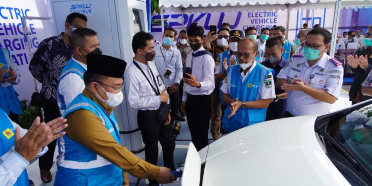 Terus Dorong Ekosistem EV, PLN Operasikan SPKLU Pertama di Sumbar