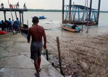 Ponton Pelabuhan Alai Ambruk