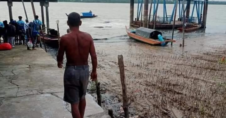 Ponton Pelabuhan Alai Ambruk
