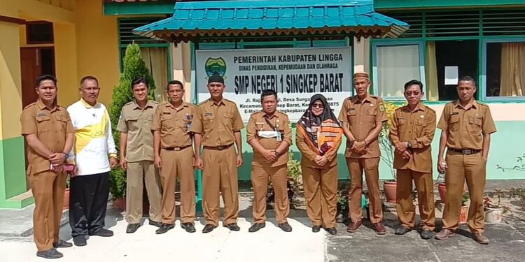 Kadispora Lingga Kunjungi Sekolah di Singkep Barat